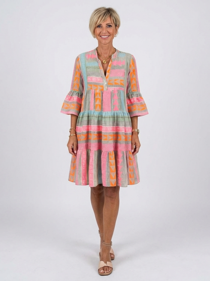 Emma | Vestido hasta la rodilla con cuello en v y volantes, con estampado geométrico
