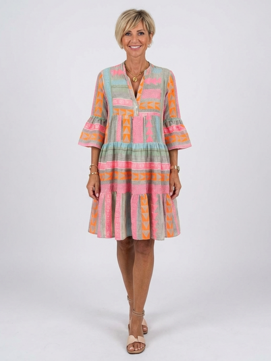 Emma | Vestido hasta la rodilla con cuello en v y volantes, con estampado geométrico