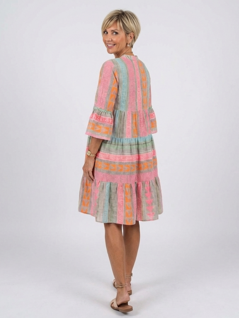 Emma | Vestido hasta la rodilla con cuello en v y volantes, con estampado geométrico