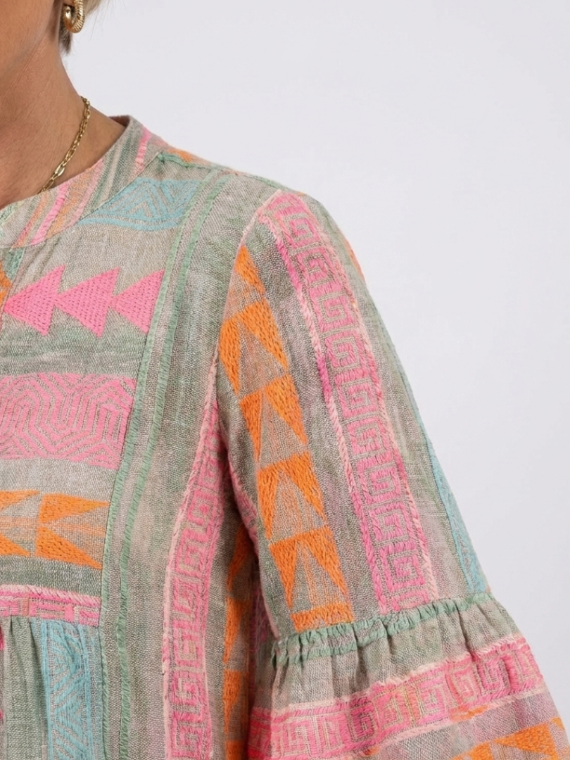 Emma | Vestido hasta la rodilla con cuello en v y volantes, con estampado geométrico