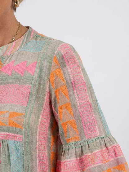 Emma | Vestido hasta la rodilla con cuello en v y volantes, con estampado geométrico