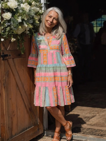 Emma | Vestido hasta la rodilla con cuello en v y volantes, con estampado geométrico