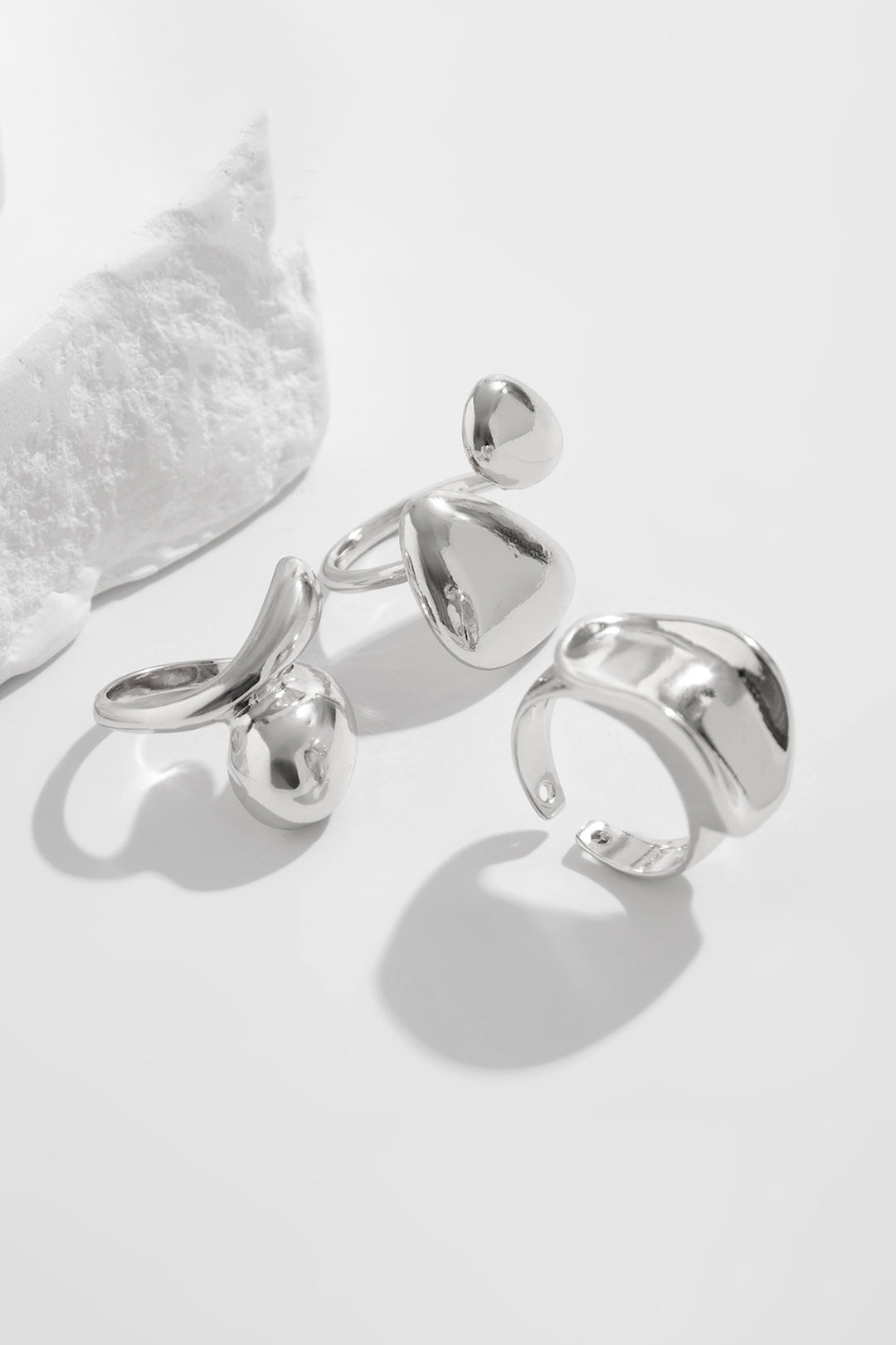 Loreta | Anillos metálicos irregulares