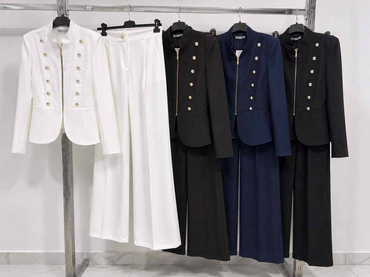 Petra | Traje sastre con botones joya