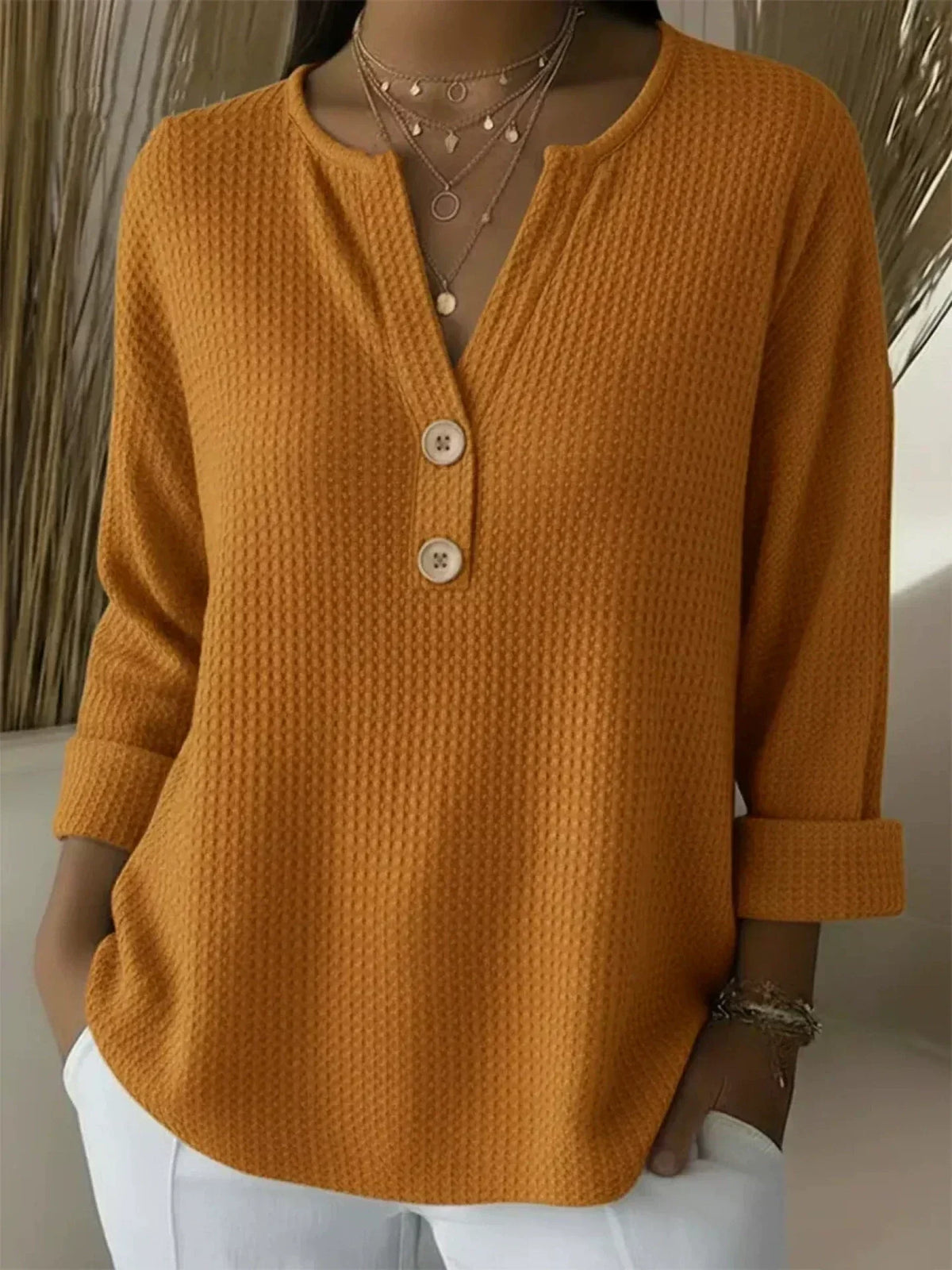 Lucia | Playera Henley texturizada con botones