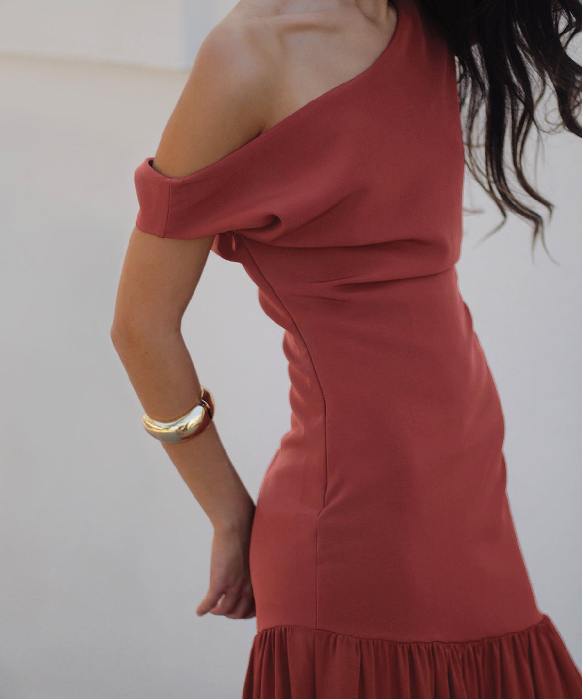 Eleonora | Vestido midi asimétrico con drapeado