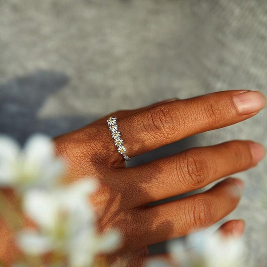 Elsa | Anillo ajustable de plata y esmaltes pintados a mano con margaritas