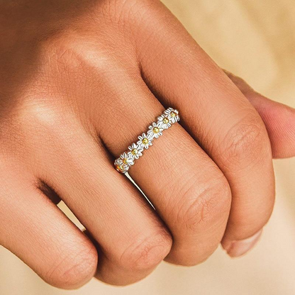 Elsa | Anillo ajustable de plata y esmaltes pintados a mano con margaritas
