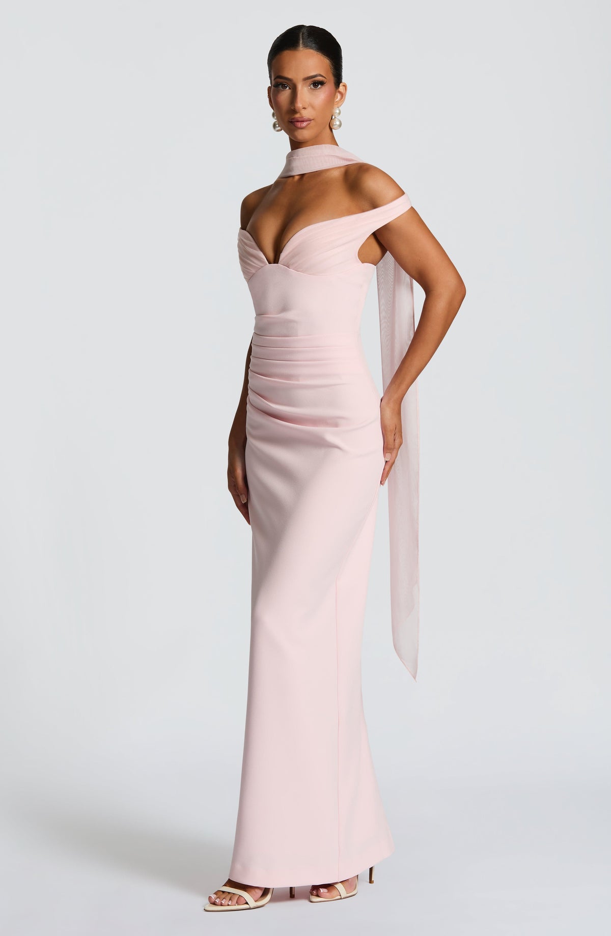 Abigail | Vestido largo de crepé con escote Bardot en rosa