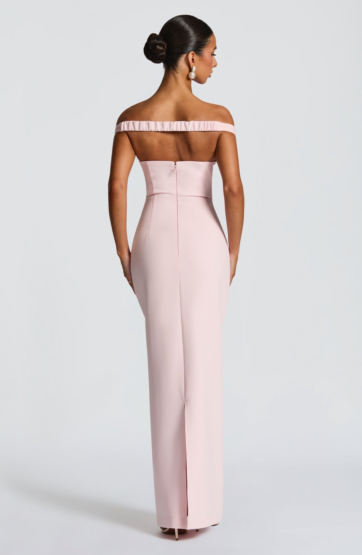 Abigail | Vestido largo de crepé con escote Bardot en rosa