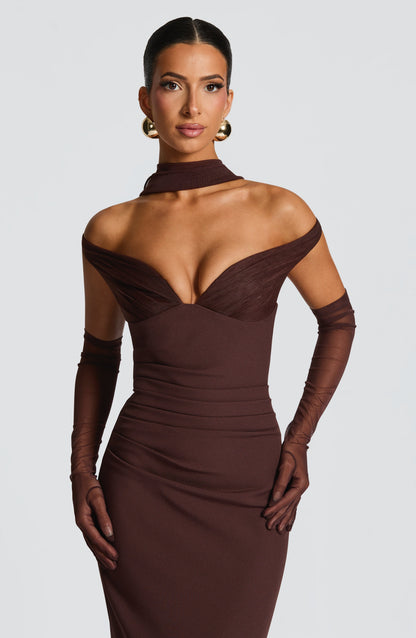 Abigail | Vestido largo de crepé con escote Bardot en vino