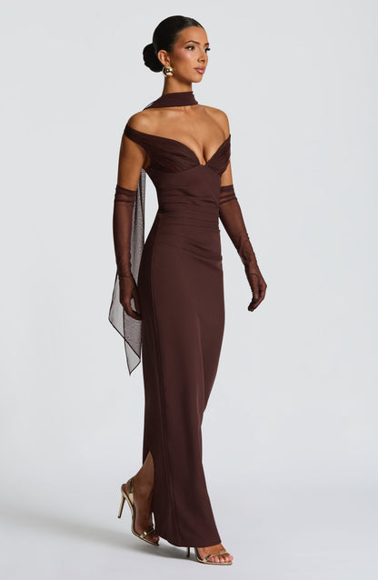 Abigail | Vestido largo de crepé con escote Bardot en vino