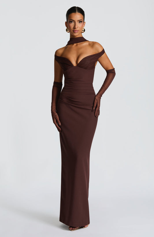 Abigail | Vestido largo de crepé con escote Bardot en vino