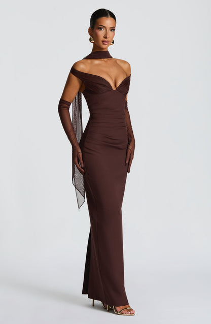 Abigail | Vestido largo de crepé con escote Bardot en vino
