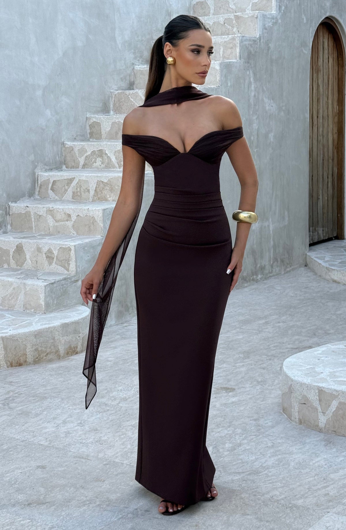 Abigail | Vestido largo de crepé con escote Bardot en vino