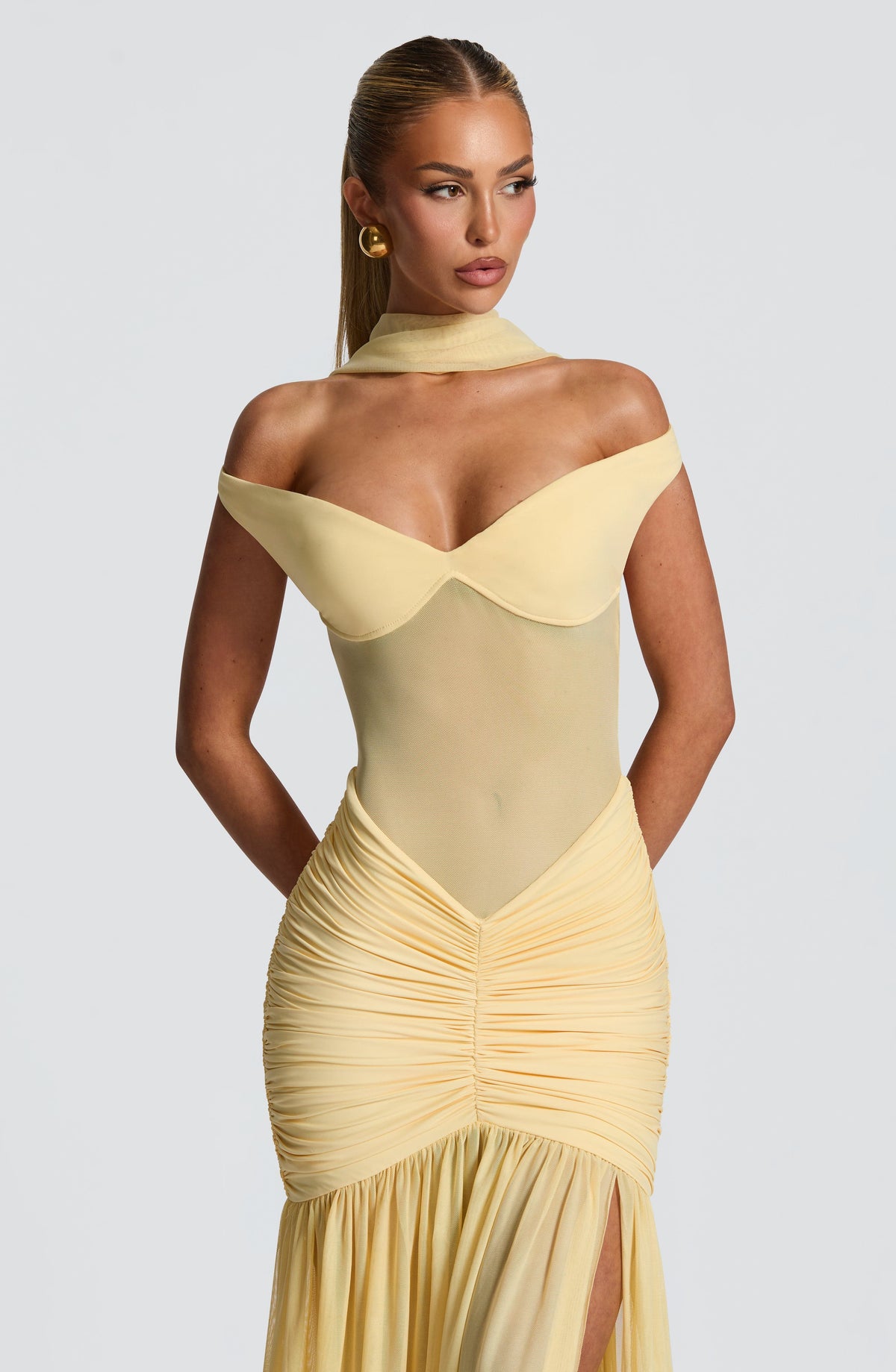 Alaia | Vestido largo de malla con escote Bardot en amarillo