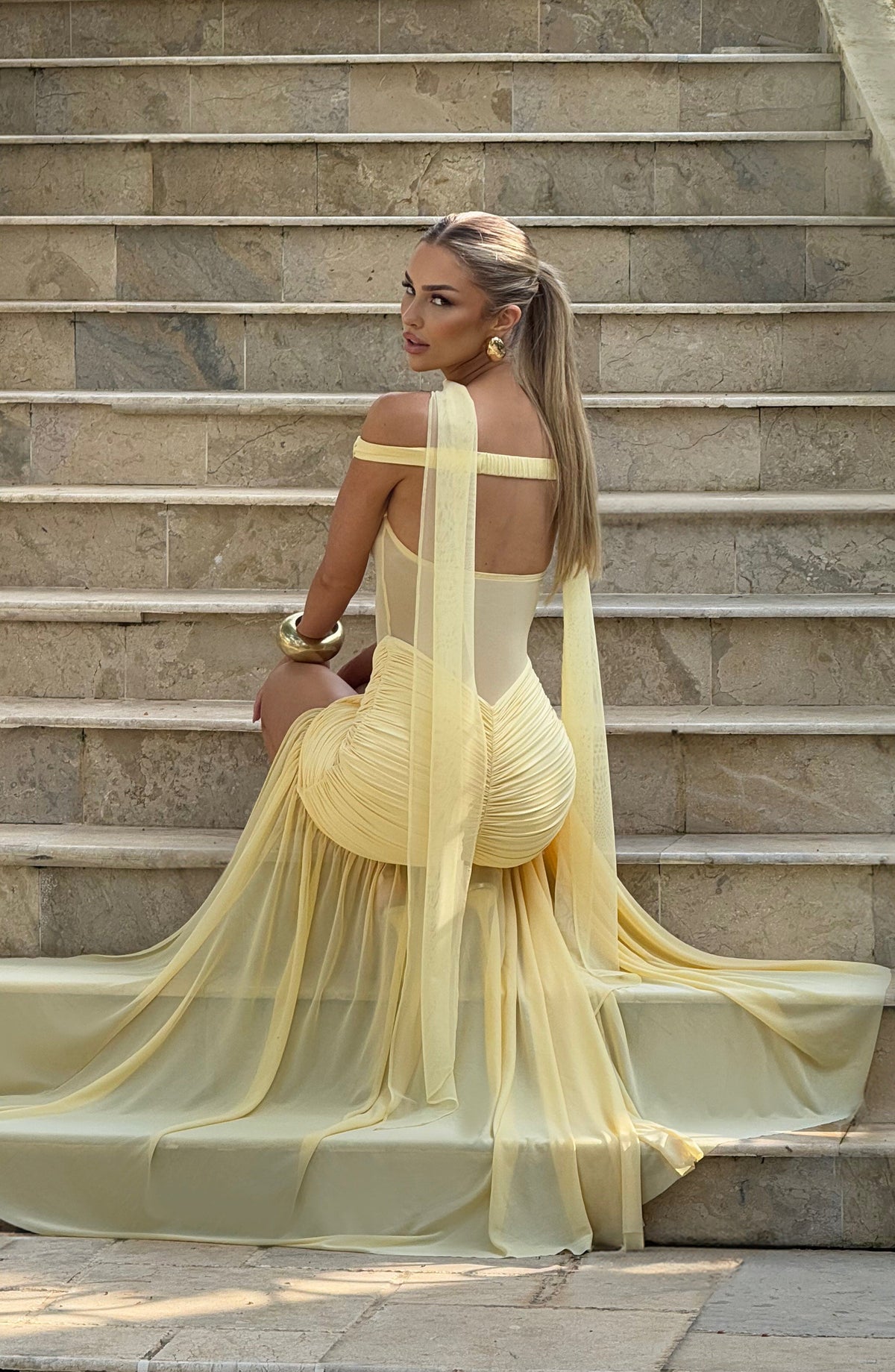 Alaia | Vestido largo de malla con escote Bardot en amarillo