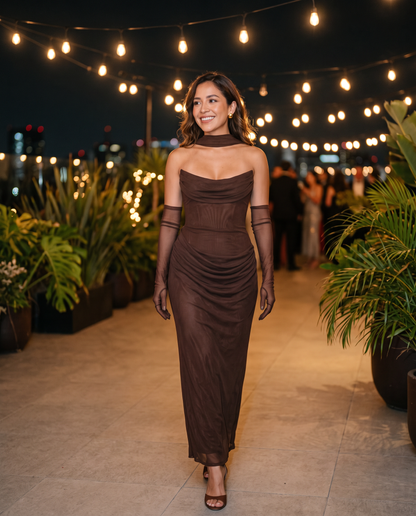 Emilia | Vestido largo drapeado en moca — en una boda de noche