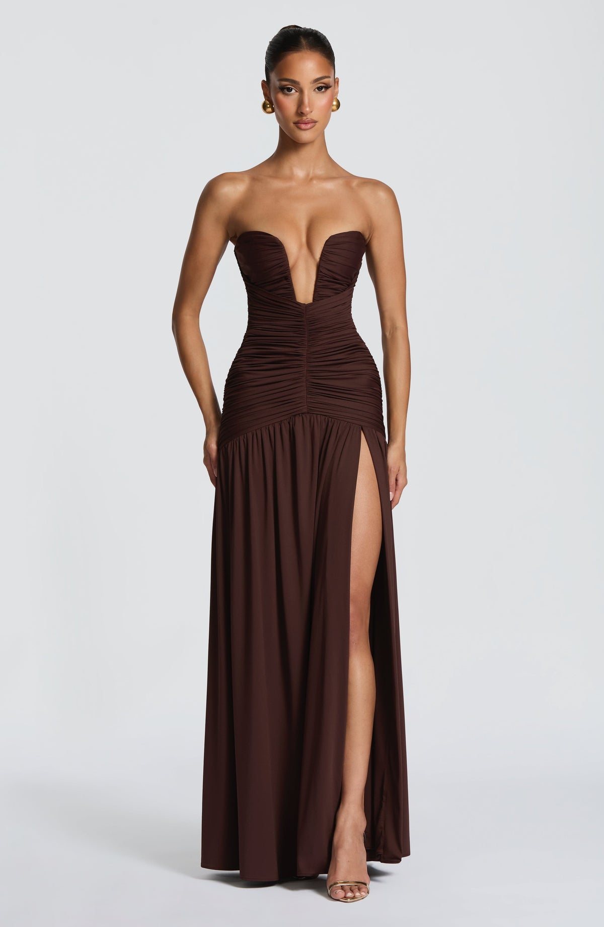 Junia | Vestido largo strapless fruncido con abertura