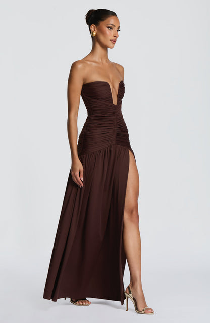 Junia | Vestido largo strapless fruncido con abertura