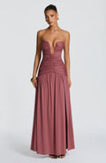 Junia | Vestido largo strapless fruncido con abertura