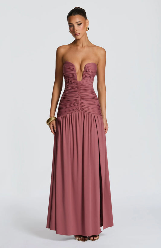 Junia | Vestido largo strapless fruncido con abertura
