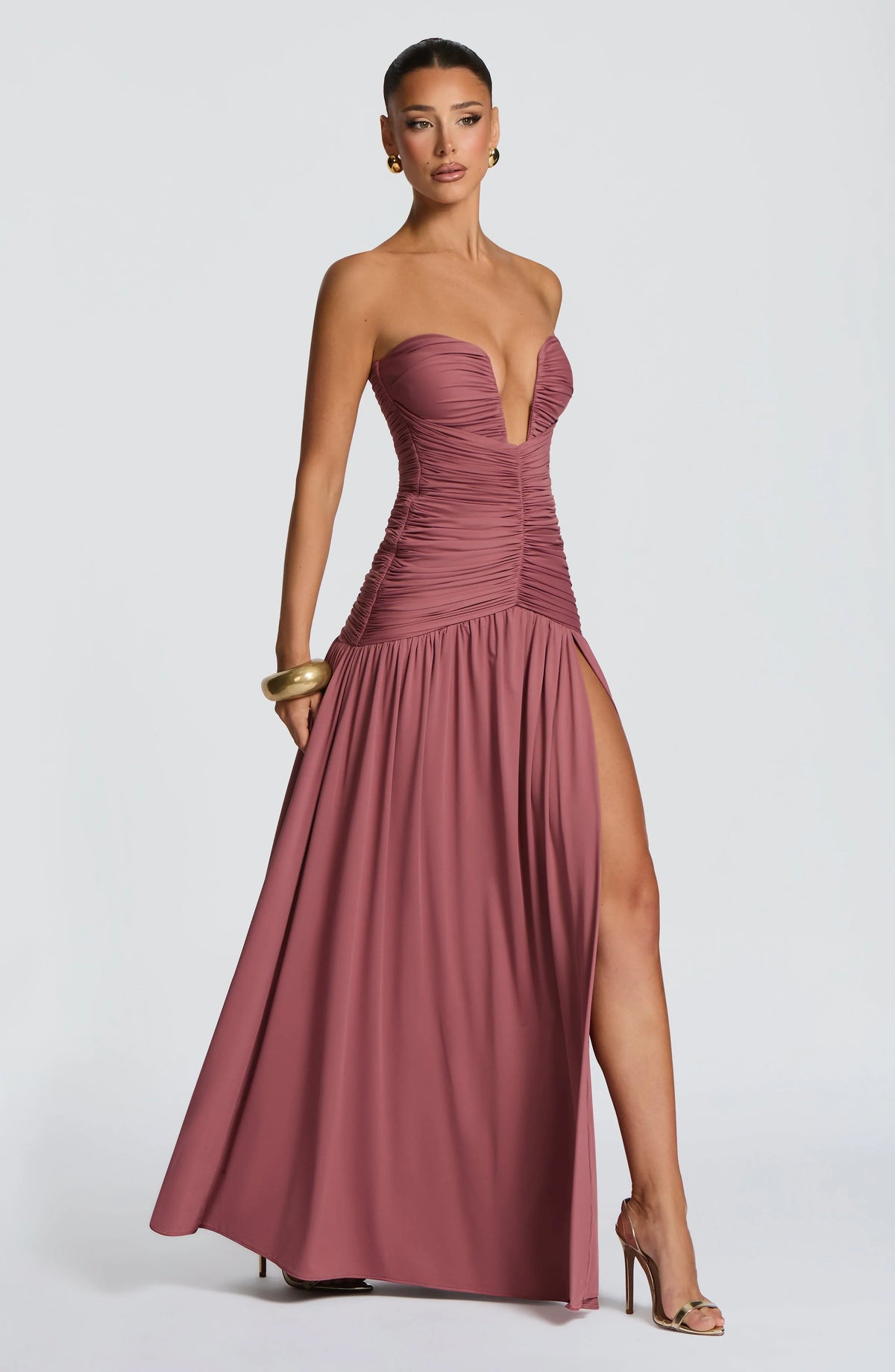 Junia | Vestido largo strapless fruncido con abertura