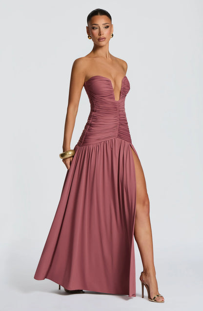 Junia | Vestido largo strapless fruncido con abertura
