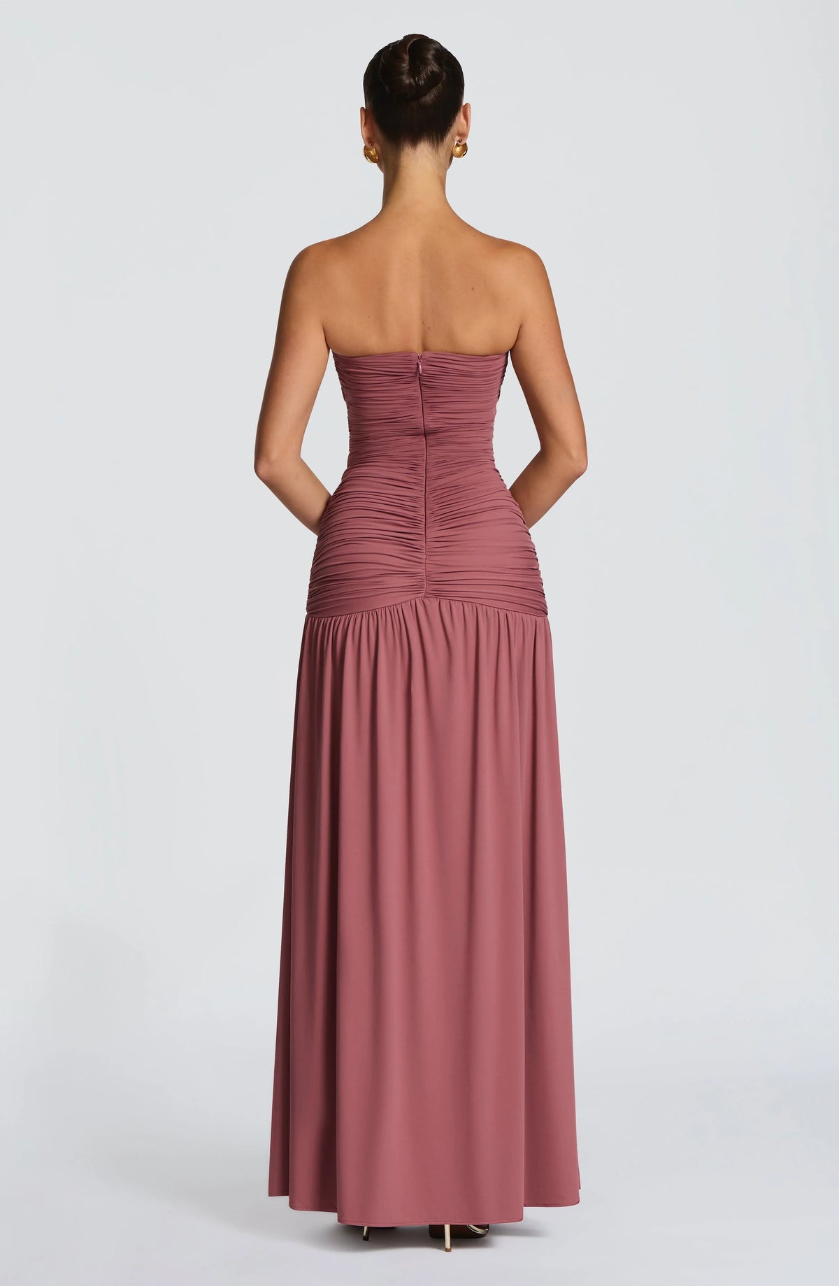 Junia | Vestido largo strapless fruncido con abertura