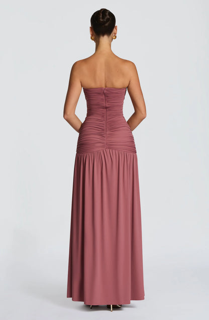 Junia | Vestido largo strapless fruncido con abertura