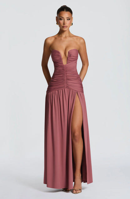 Junia | Vestido largo strapless fruncido con abertura