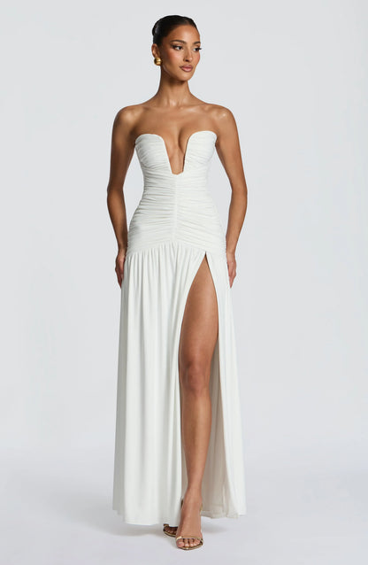Junia | Vestido largo strapless fruncido con abertura
