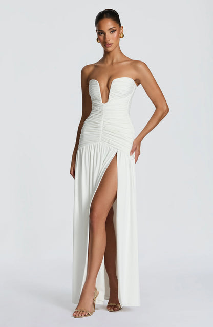 Junia | Vestido largo strapless fruncido con abertura
