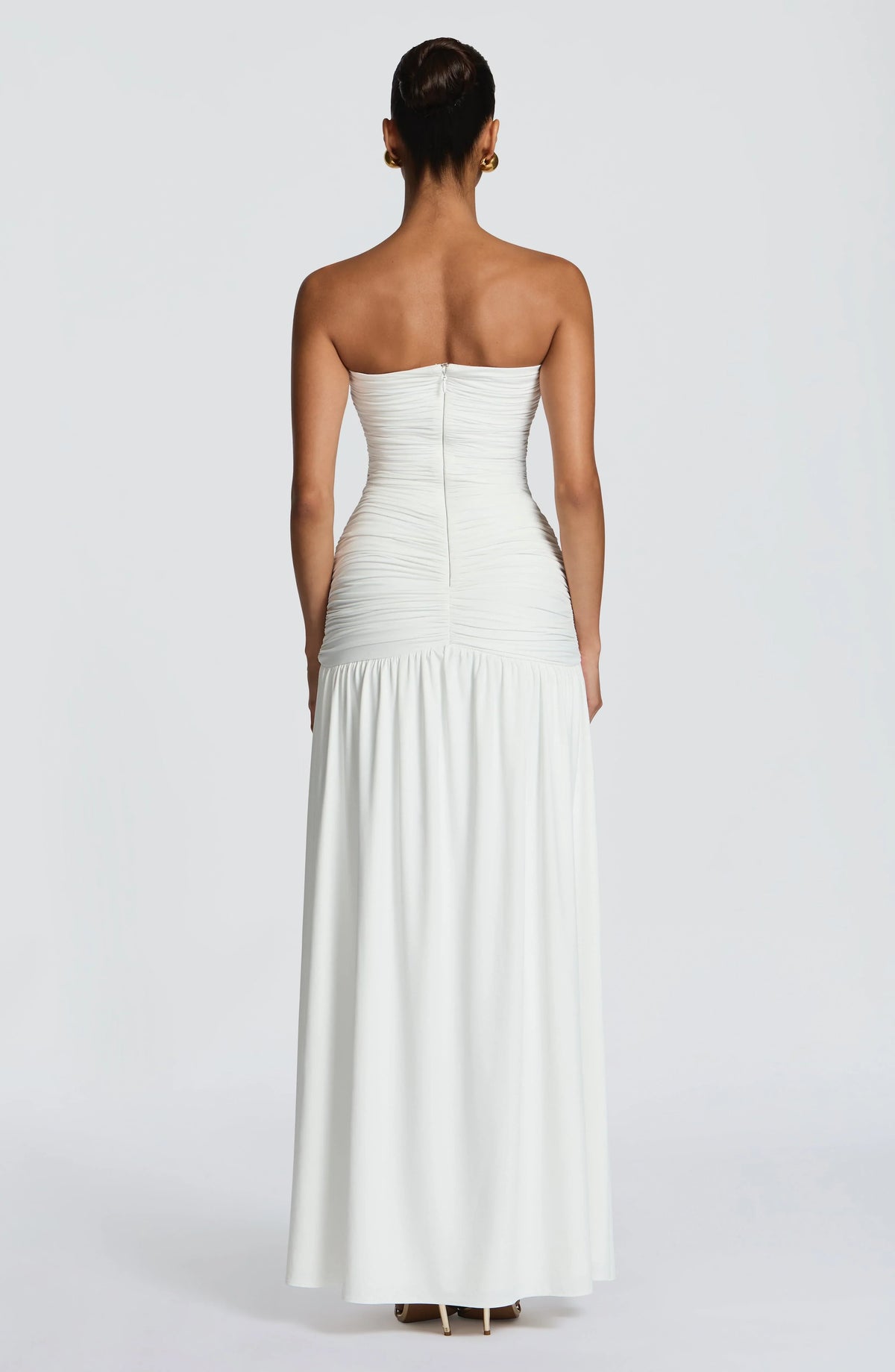 Junia | Vestido largo strapless fruncido con abertura