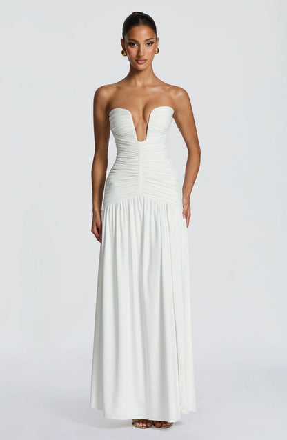 Junia | Vestido largo strapless fruncido con abertura