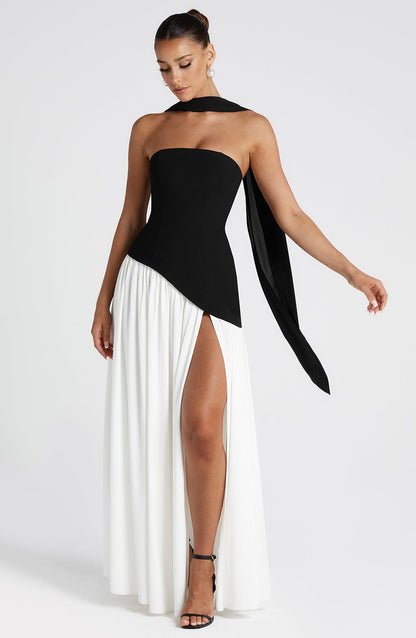 Maliyah | Vestido largo strapless con pañuelo en blanco y negro