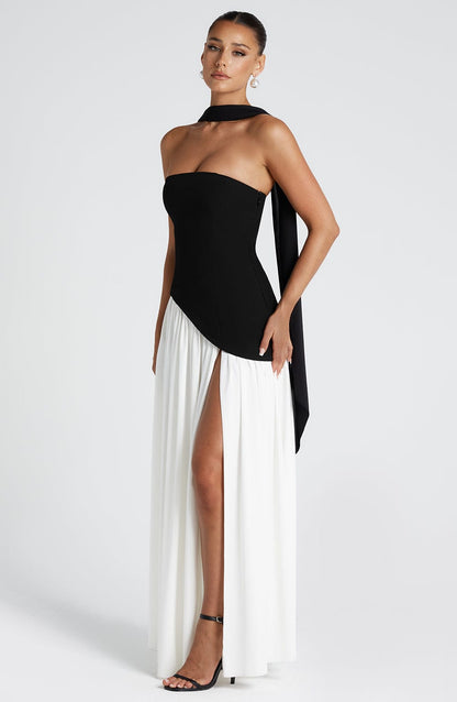 Maliyah | Vestido largo strapless con pañuelo en blanco y negro