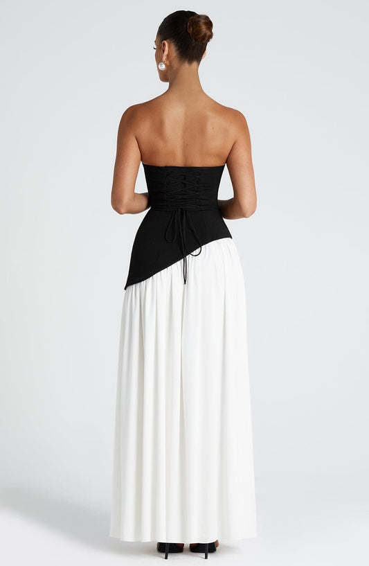 Maliyah | Vestido largo strapless con pañuelo en blanco y negro
