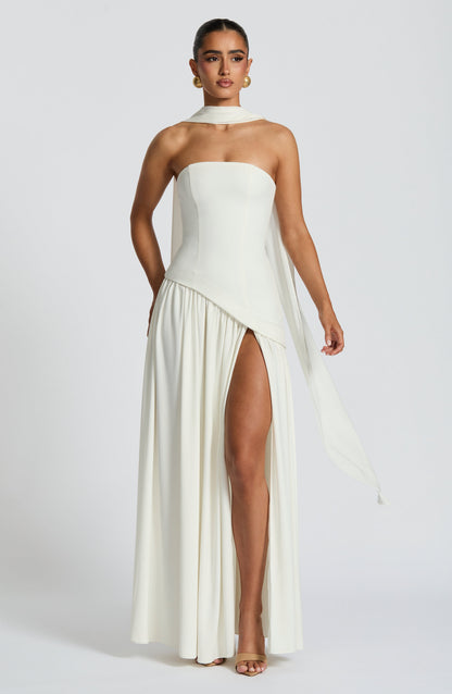 Maliyah | Vestido largo strapless con pañuelo en blanco