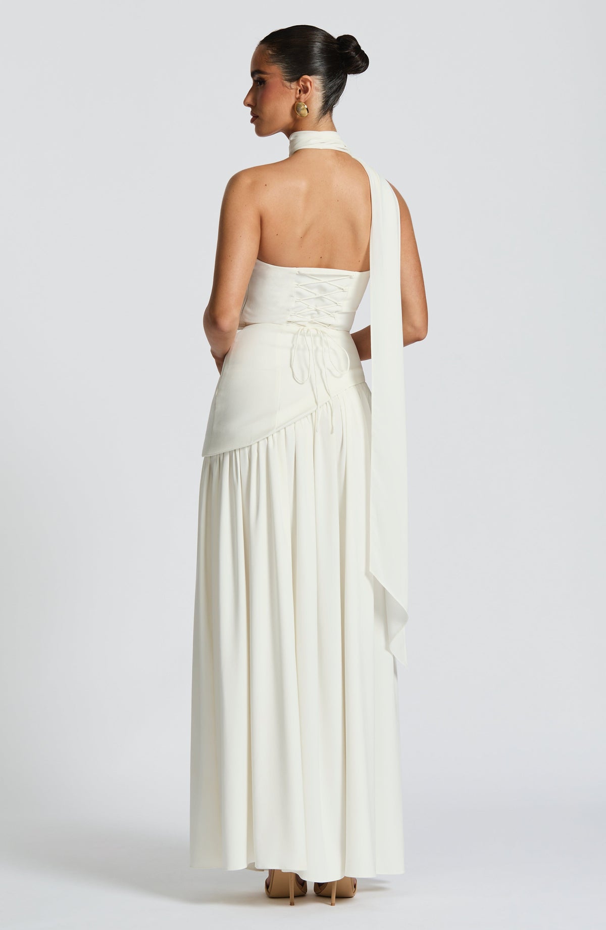 Maliyah | Vestido largo strapless con pañuelo en blanco