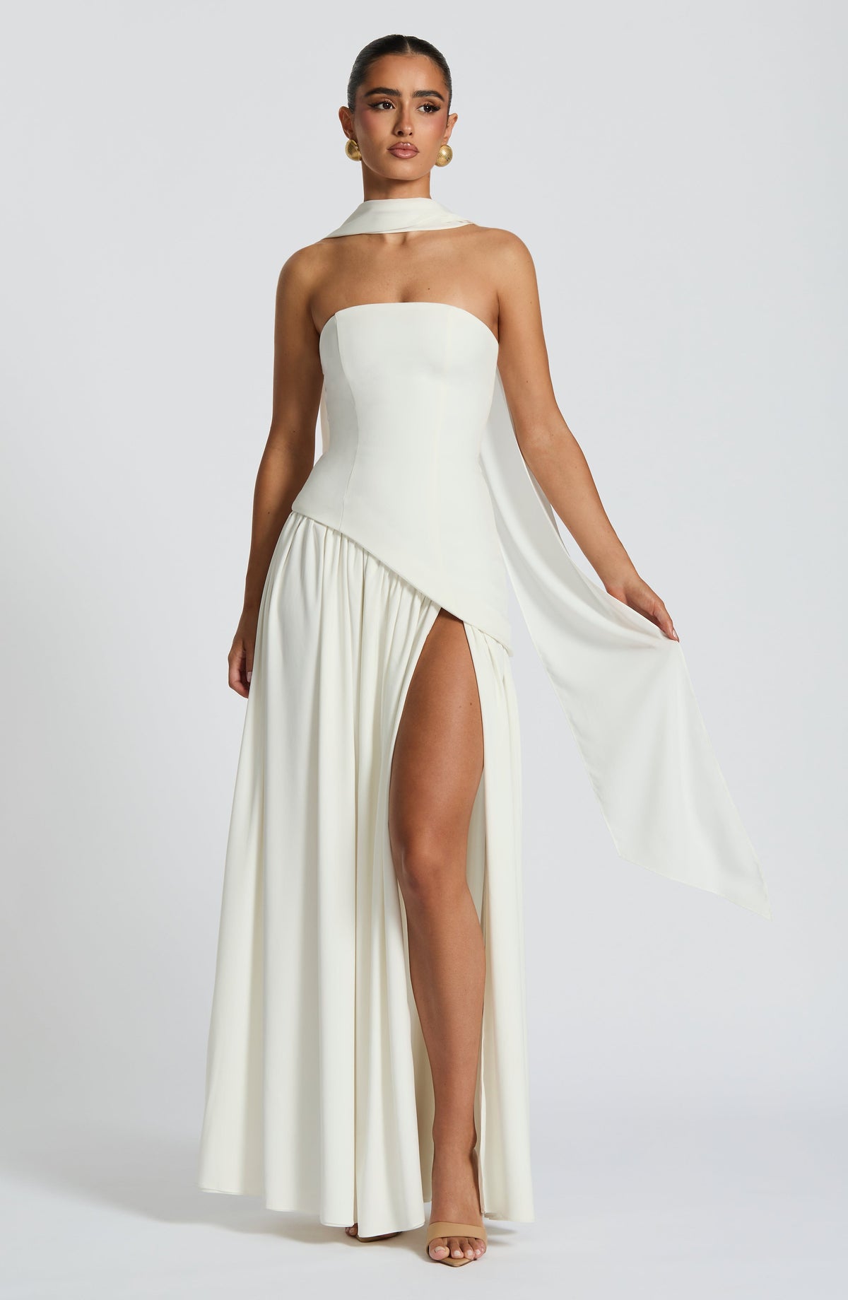 Maliyah | Vestido largo strapless con pañuelo en blanco