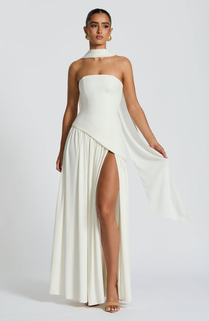 Maliyah | Vestido largo strapless con pañuelo en blanco