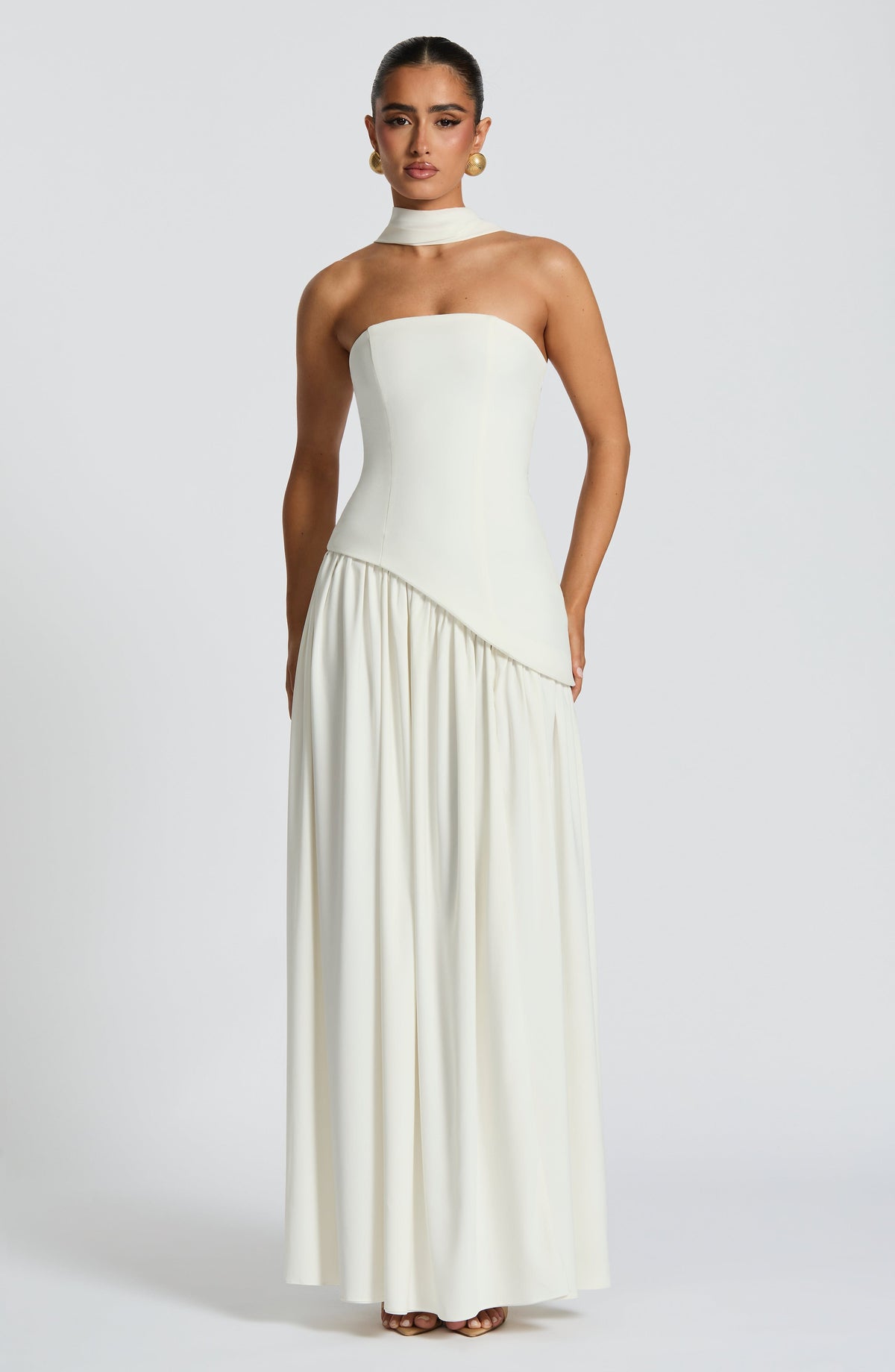 Maliyah | Vestido largo strapless con pañuelo en blanco