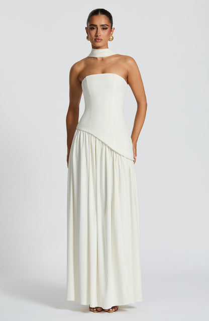 Maliyah | Vestido largo strapless con pañuelo en blanco