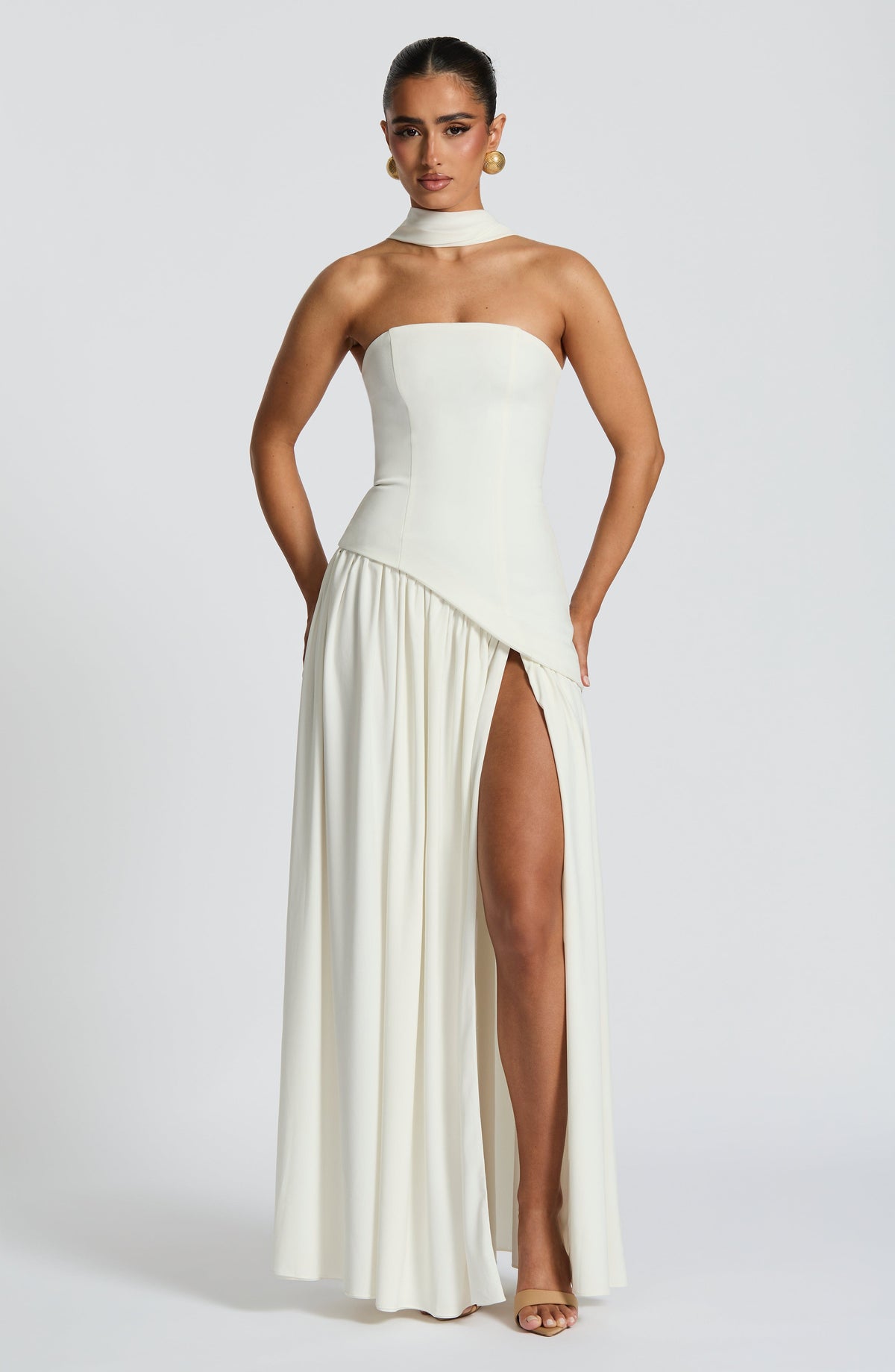 Maliyah | Vestido largo strapless con pañuelo en blanco