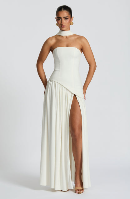 Maliyah | Vestido largo strapless con pañuelo en blanco