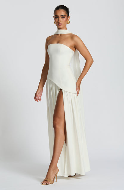 Maliyah | Vestido largo strapless con pañuelo en blanco