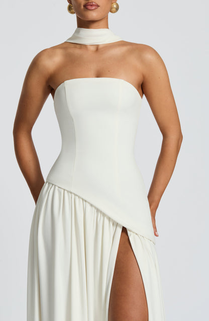 Maliyah | Vestido largo strapless con pañuelo en blanco