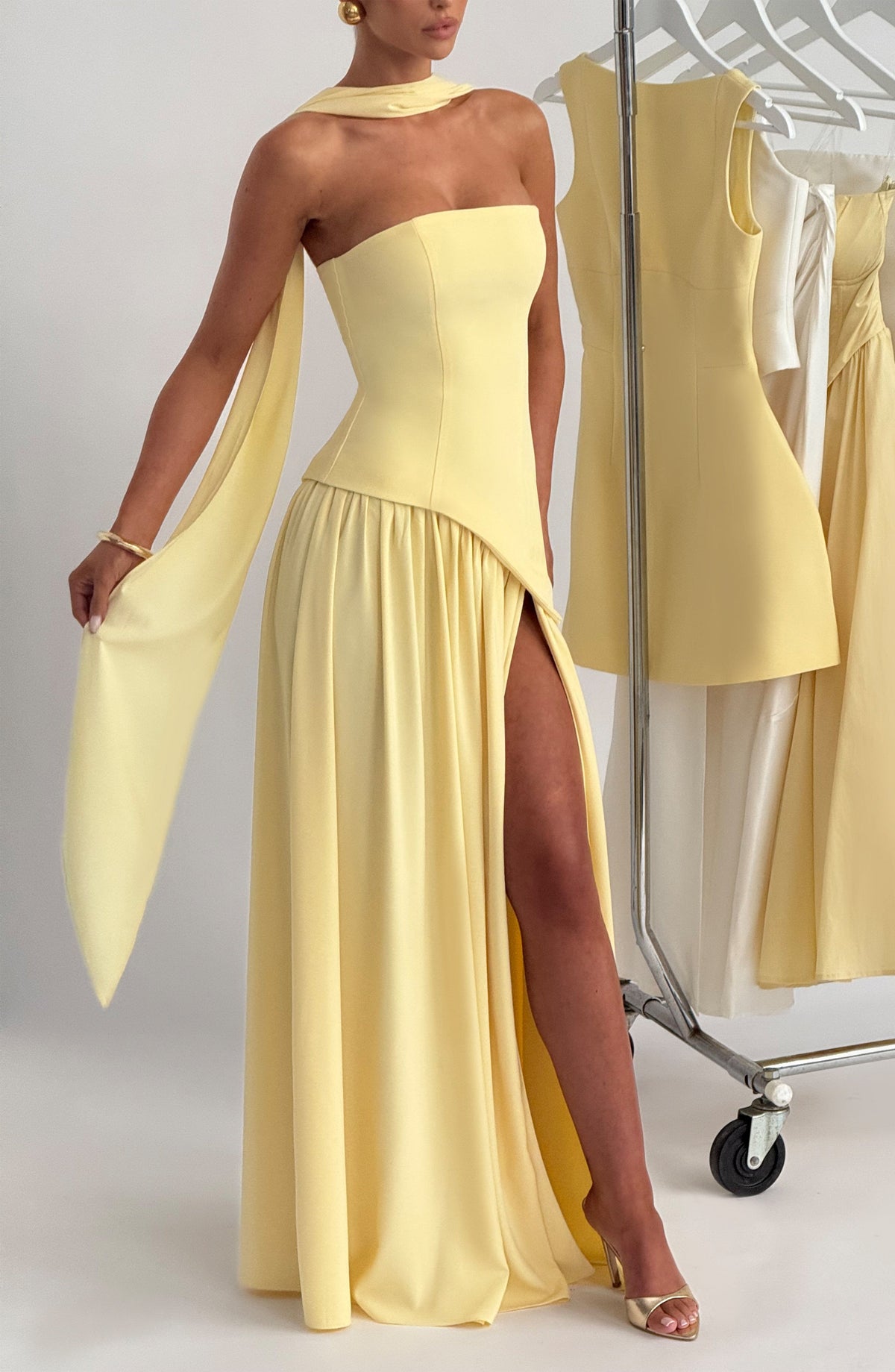 Maliyah | Vestido largo strapless con pañuelo en amarillo
