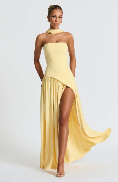 Maliyah | Vestido largo strapless con pañuelo en amarillo
